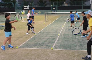 13面：ボール打ち楽しく　小学生硬式テニス教室　２０年迎え普及に貢献　上越市テニス協会