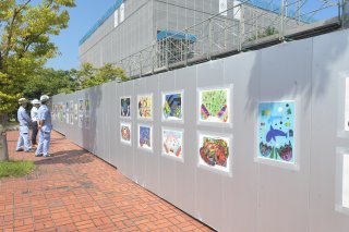 1面：仮囲いに自由な世界　外壁改修工事中の上越文化会館　上越市立高志小児童絵画８２点