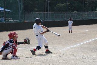 13面：３チームで熱戦展開　暑さの中、元気にプレー　直江津中学校区親善野球大会