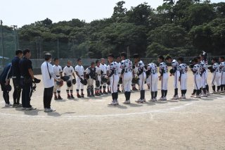 13面：３チームで熱戦展開　暑さの中、元気にプレー　直江津中学校区親善野球大会