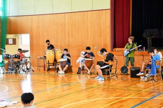 1面：発表に向け練習に熱　伝統のバンド系演奏　文化祭で披露　糸魚川市立根知小