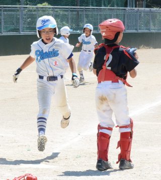 13面：野球への思い込め　練習重ね元気よくプレー　会長旗学童野球１、２回戦