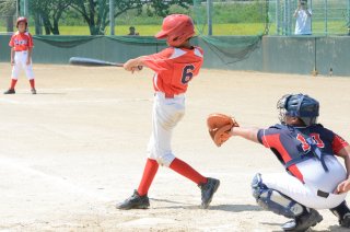 13面：野球への思い込め　練習重ね元気よくプレー　会長旗学童野球１、２回戦