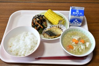 3面：今年は給食で交流　名立区と長野県旧北御牧村　児童らトウモロコシ味わう