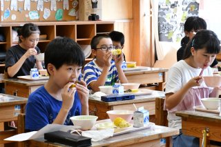 3面：今年は給食で交流　名立区と長野県旧北御牧村　児童らトウモロコシ味わう