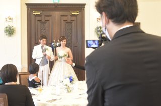 1面：濵川孝人さん・ひろみさん 幸せな時間を共有　シェ・トヤでオンライン結婚式