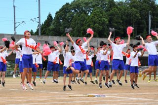1面：「新しい生活様式」　感染、暑さ対策徹底　市内４校で体育祭　競技・応援、白熱変わらず　糸魚川市中学校