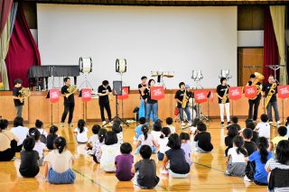 1面：音楽の響き楽しむ　糸魚川東小で演奏会　金管バンドOBら「Ｂｒａｓｓ　Ｗｉｎｄ　Ｔｕｔｔｉ」