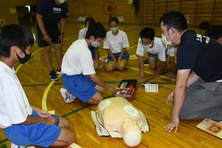 11面：救命措置学び実践　浦川原中２年生が入門コース資格取得