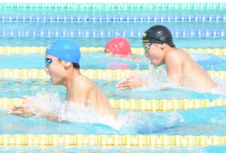 13面：第２４回上越中学校合同新人水泳競技大会（２日、上越市民プール）