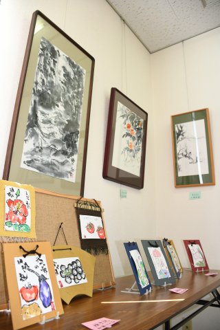 3面：斉藤さん主宰水墨画教室２９日まで作品展　新たに絵手紙も　上越鴨島郵便局