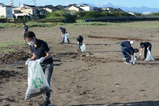7面：地域貢献で恩返し　信越郵便局長協会直江津部会が海岸清掃