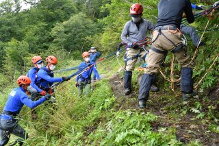 1面：山岳隊・ドローン隊初の出動　合同で遭難救助訓練　糸魚川市の蓮華温泉で