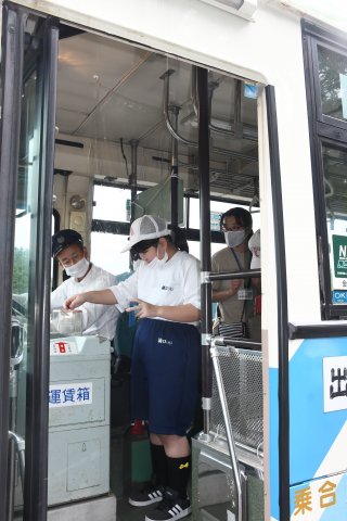 1面：気軽にバス乗車を　高田特別支援学校、体験して乗降法学ぶ　頸城自動車が協力