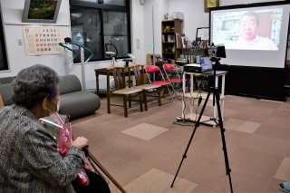 1面：１００歳高齢者表敬訪問　糸魚川市　対象者は男女合わせ３５人