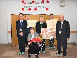 1面：１００歳高齢者表敬訪問　糸魚川市　対象者は男女合わせ３５人