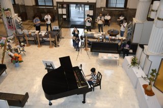 1面：市民参加し自由に演奏　高田本町ストリートピアノ