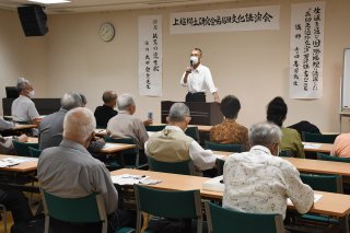 10面：芳澤謙吉テーマ外交手腕など学ぶ　上越郷土研究会が講演