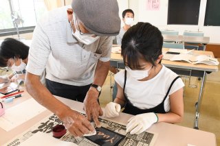 8面：豊原小６年生 彫金体験し物作り学ぶ　川上貞男さん指導