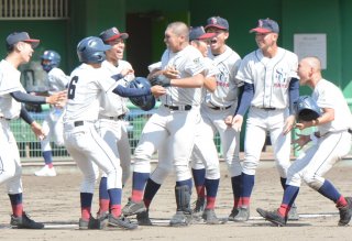 1面：関根学園サヨナラ勝ち　秋季高校野球第３代表決定戦　２年ぶり北信越出場