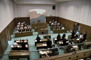1面：コロナ対応で追加提案　決算認定など２０議案を可決認定　糸魚川市議会９月定例会