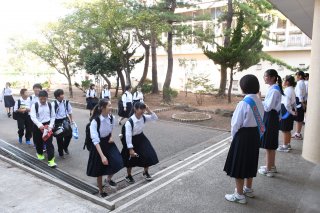 10面：直江津東中生徒　元気に朝のあいさつ　出身小学校にも赴き