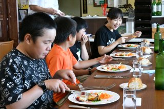 3面：フランス料理味わいテーブルマナー学ぶ　保倉小６年生校外授業