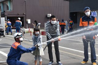1面：消火の連鎖「ジオしき」など体験　糸魚川市　消防・防災フェア　楽しみながら理解　親子連れら大勢来場