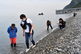1面：自然資源観光に　ツアー企画グループ立ち上げ　糸魚川市の古見浩さん、エマ・ロングホーンさん