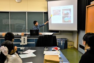 1面：興味深め実験、観察　糸魚川市児童生徒科学研究・自然体験発表会