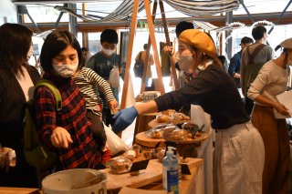 1面：こだわりパンを販売　７店舗一堂に　初企画、人気集める　糸魚川市「キターレ」