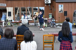 3面：安塚区でにぎわいコンサート　演奏を通じて地域に元気を　地元ゆかりのバンド出演