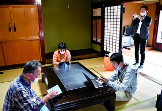 1面：ワーケーションモニターツアー 糸魚川市内で初実施　首都圏などから１０人　アクティビティー・リモートワーク