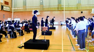 1面：オーケストラ生演奏に感動　糸魚川東中　中部フィル公演が実現