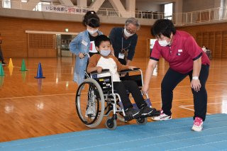 10面：車椅子や高齢者の視覚を体験　春日新田小３年生