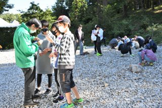 1面：修学旅行の来訪増　糸魚川市内でジオ見学、体験など　新型コロナで行き先変更　思い出づくりに貢献