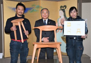 1面：市の木・ブナで椅子　糸魚川市の建築会社「匠」　ウッドデザイン賞受賞