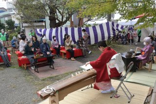 1面：茶席に箏 秋のひととき　青田川ほとりで市民茶会　青田川を愛する会