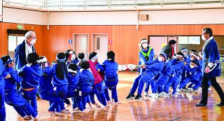 1面：伝統行事「竹のからかい」　縦割り班で対戦　本番さながら引き合い　青海小児童会