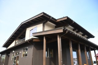 4面：三和区今保に伝統建築工法採用の家完成　３１日から見学会