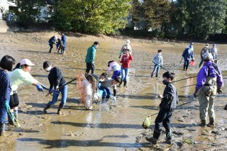 10面：泥だらけで魚捕り　上杉小４年生が堰ばらいに参加　三和区今保のため池「新溜」
