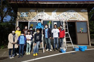 1面：木片アートを補修　名立区のバス待合所　宝田小児童や住民協力