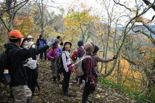 1面：地域の歴史、自然に思い　浦川原区熊沢「和山・観音堂トレッキングコース」８年かけ整備、開通披露式　３・６キロを散策