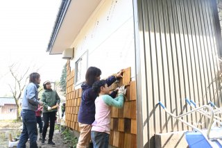 10面：外壁にパネル取り付け　園児や卒園生が改修作業に参加　森のようちえん「てくてく」
