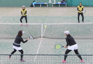 13面：スポーツ記録　第７４回日本女子テニス連盟新潟県支部上越地区トーナメント大会（７日、上越総合運動公園テニスコート）