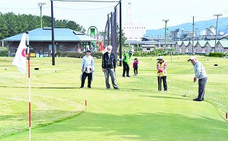 11面：２６人世代超えプレー楽しむ　糸魚川市長杯パターゴルフ