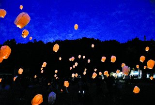 1面：オレンジの明かり宵空に　１３０基ランタン幻想的　上越市金谷山公園
