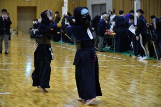 10面：個人と団体で熱戦　小中高一般、３００人超が参加　全上越剣道大会