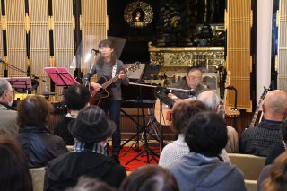 6面：４組が曲目豊かに　チャリティーライブ１００人楽しむ　柿崎区・浄福寺