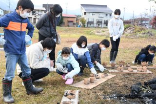 11面：謙信ＫＩＤＳ　「縄文学校」で土器野焼き　小学生も参加　完成品に満足　中郷区